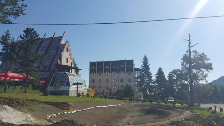 Hajdučko selo niče pod Borjem