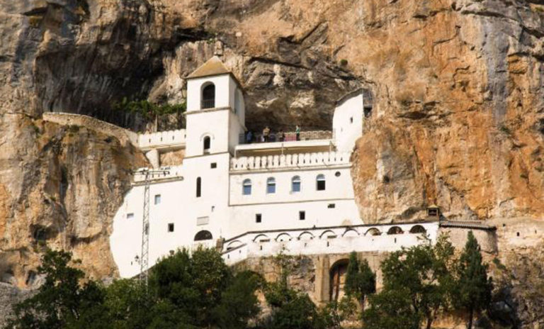 Vjernici idu na pokloničko putovanje u manastir Ostrog