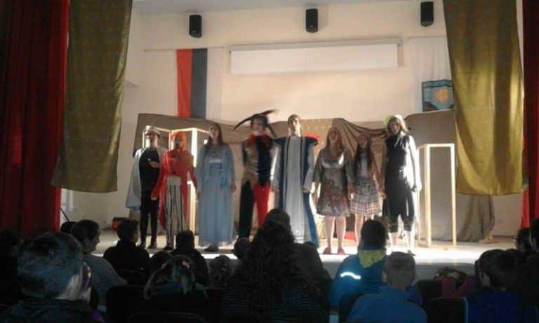 “Varoš fest”: Mališani uživali uz likove iz kraljevstva, stariji uz “Autošoviniste”