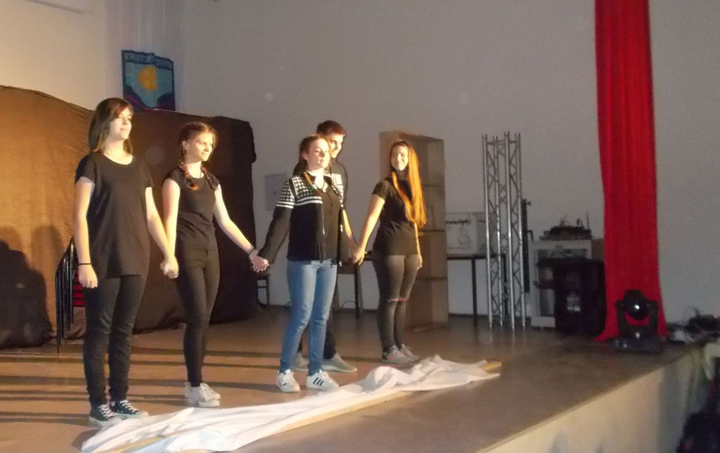 varos-fest-dis-teatar-sa-one-strane-ulice
