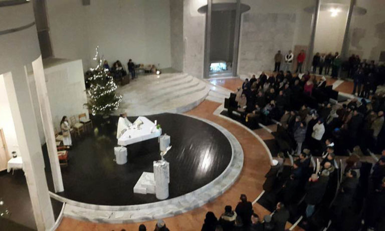 GALERIJA/VIDEO: Misom ponoćkom i spektakularnim vatrometom počela proslava Božića
