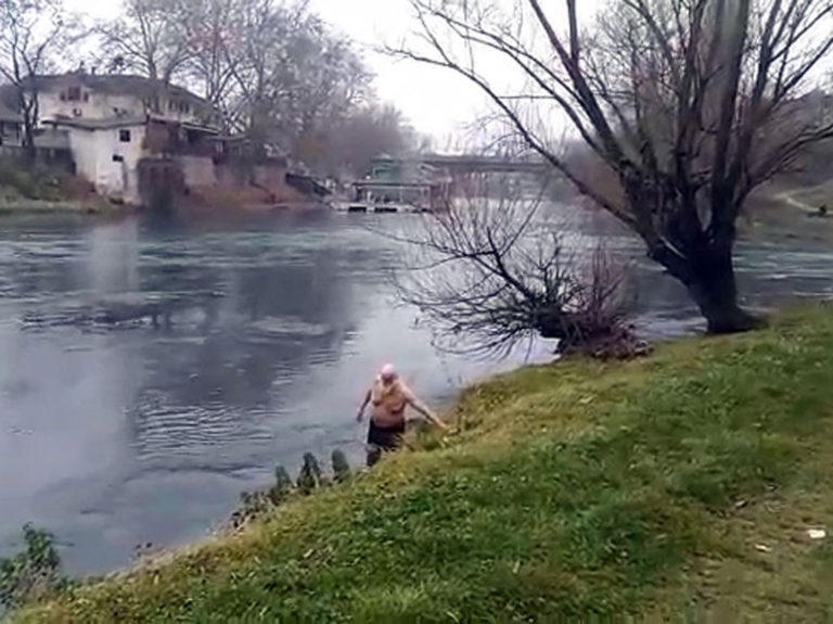 VIDEO: Jefto ponovo zaplivao hladnim Vrbasom