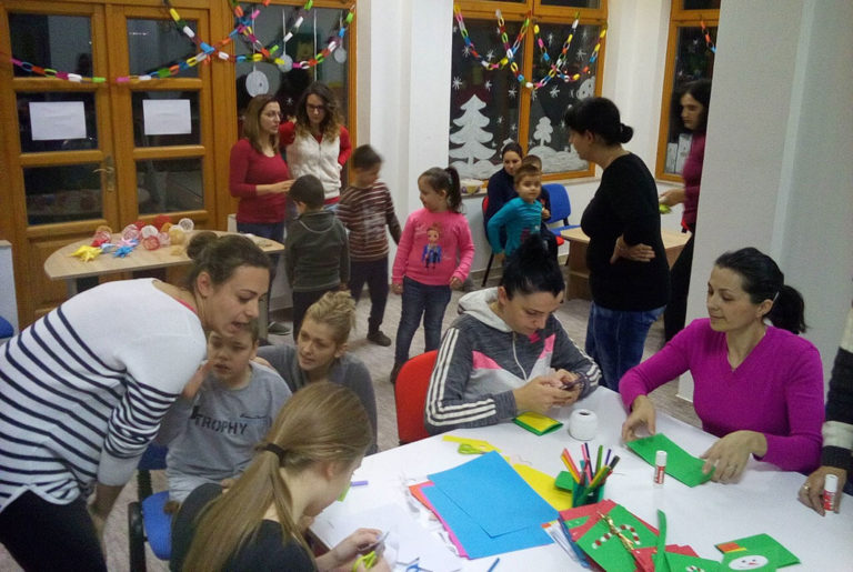 Srednjoškolci poklonima obradovali djecu u “Kući radosti”