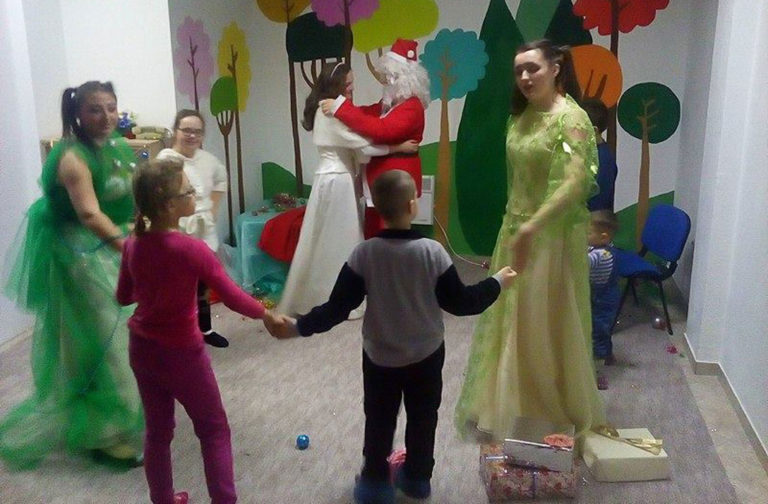 Glumci i djeca zajedno igrali u “Kući radosti”