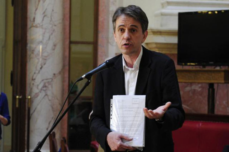 VIDEO: Poslanici “koncertom” u Skupštini Srbije “ispratili” Vučića